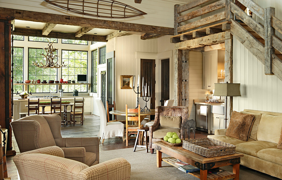 Стильный дизайн: открытая гостиная комната в стиле рустика с бежевыми стенами и ковром на полу - последний тренд