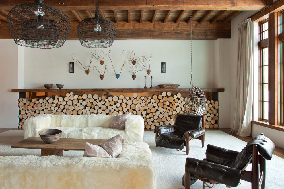 Esempio di un soggiorno rustico con pareti bianche e pavimento in legno massello medio
