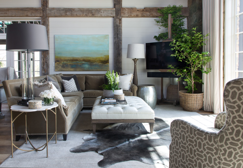 Bild på ett rustikt vardagsrum, med vita väggar, ljust trägolv och en fristående TV