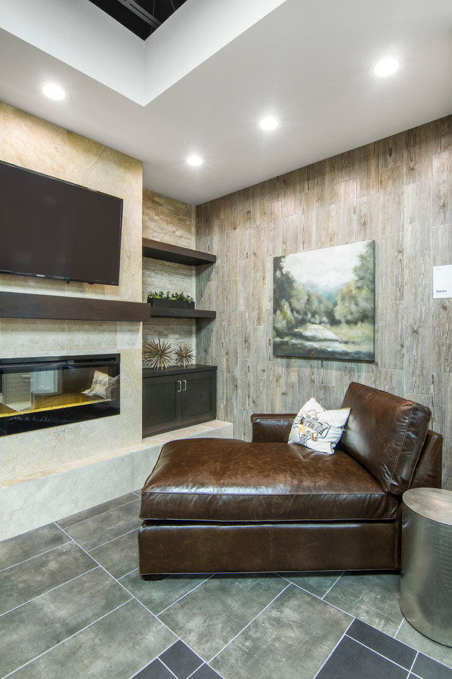 Exempel på ett amerikanskt vardagsrum, med en spiselkrans i trä, beige väggar, klinkergolv i keramik och en väggmonterad TV