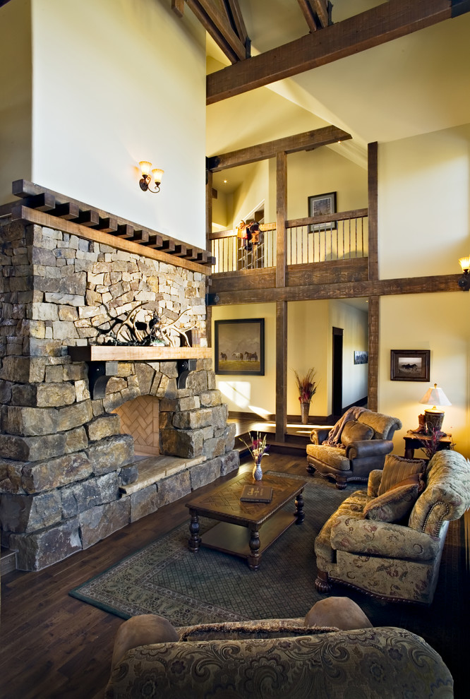 Cette image montre un salon chalet ouvert avec une salle de réception, un mur beige, parquet foncé, une cheminée standard, un manteau de cheminée en brique et un sol marron.