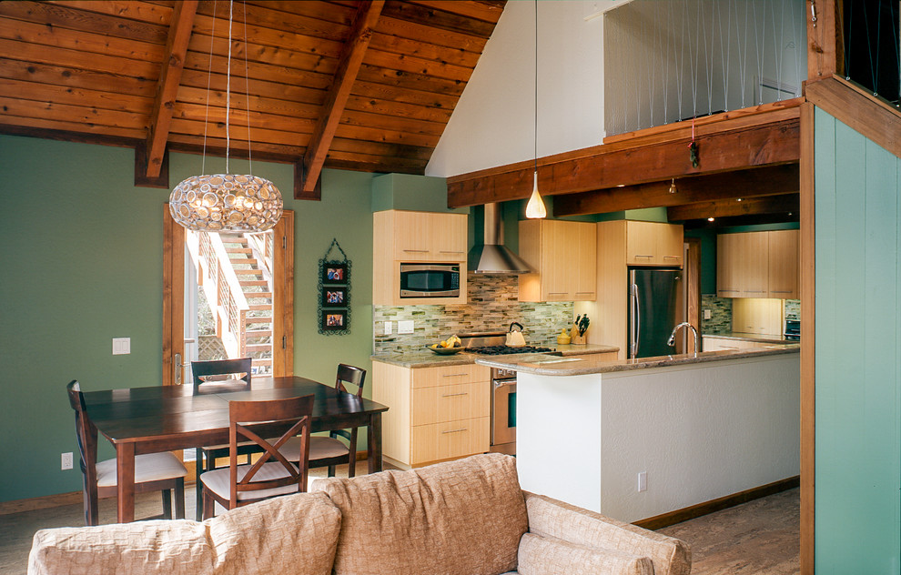 Ispirazione per un soggiorno rustico di medie dimensioni e stile loft con pareti verdi e pavimento in legno massello medio