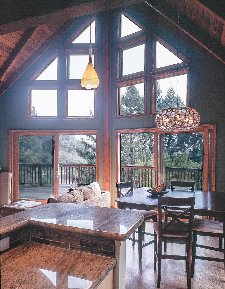 Exemple d'un salon mansardé ou avec mezzanine montagne de taille moyenne avec un mur vert et un sol en bois brun.