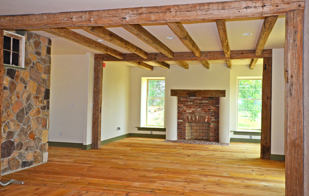 Exemple d'un salon nature avec un mur blanc, parquet clair, une cheminée standard, un manteau de cheminée en brique et un sol marron.