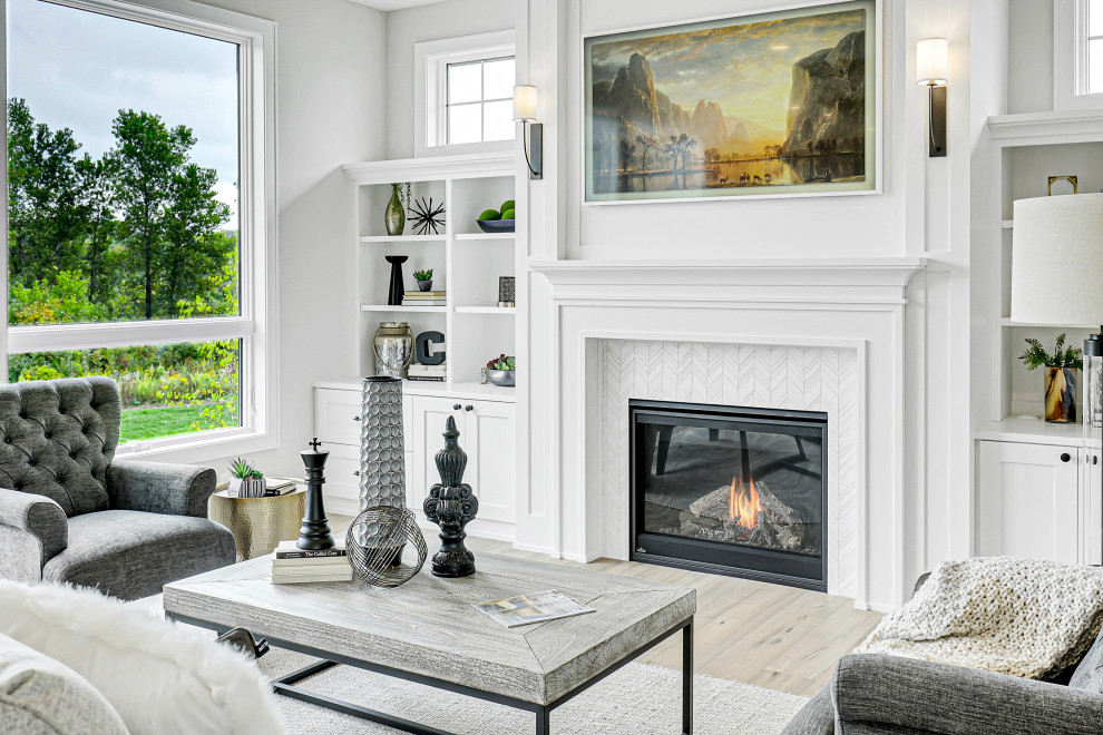 Cette image montre un salon traditionnel avec une salle de réception, un mur blanc, parquet clair, une cheminée standard, un manteau de cheminée en carrelage, aucun téléviseur et un sol beige.