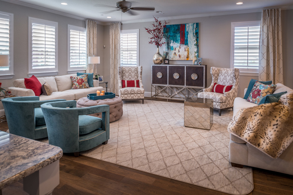 Immagine di un grande soggiorno stile americano aperto con pareti grigie, parquet chiaro e pavimento marrone