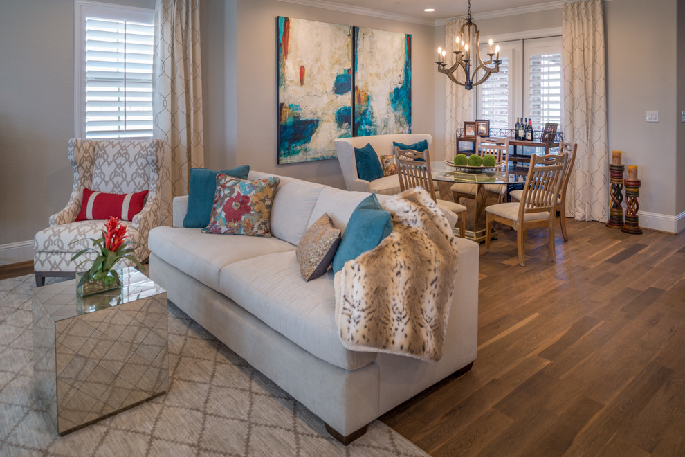 Großes, Offenes Mediterranes Wohnzimmer mit grauer Wandfarbe, hellem Holzboden und braunem Boden in Houston