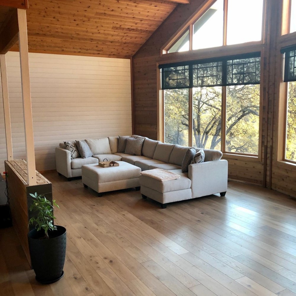 Foto di un grande soggiorno stile rurale con parquet chiaro, pavimento beige, soffitto in perlinato e pareti in perlinato