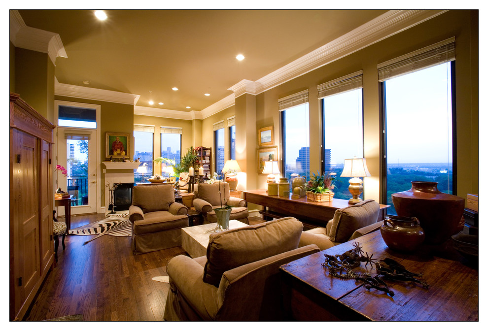 Immagine di un grande soggiorno minimalista stile loft con pareti beige, parquet scuro, camino classico, sala formale e cornice del camino in intonaco