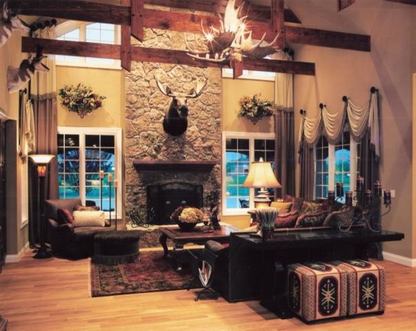 Großes, Fernseherloses, Offenes Rustikales Wohnzimmer mit beiger Wandfarbe, hellem Holzboden, Kamin und Kaminumrandung aus Stein in Cincinnati