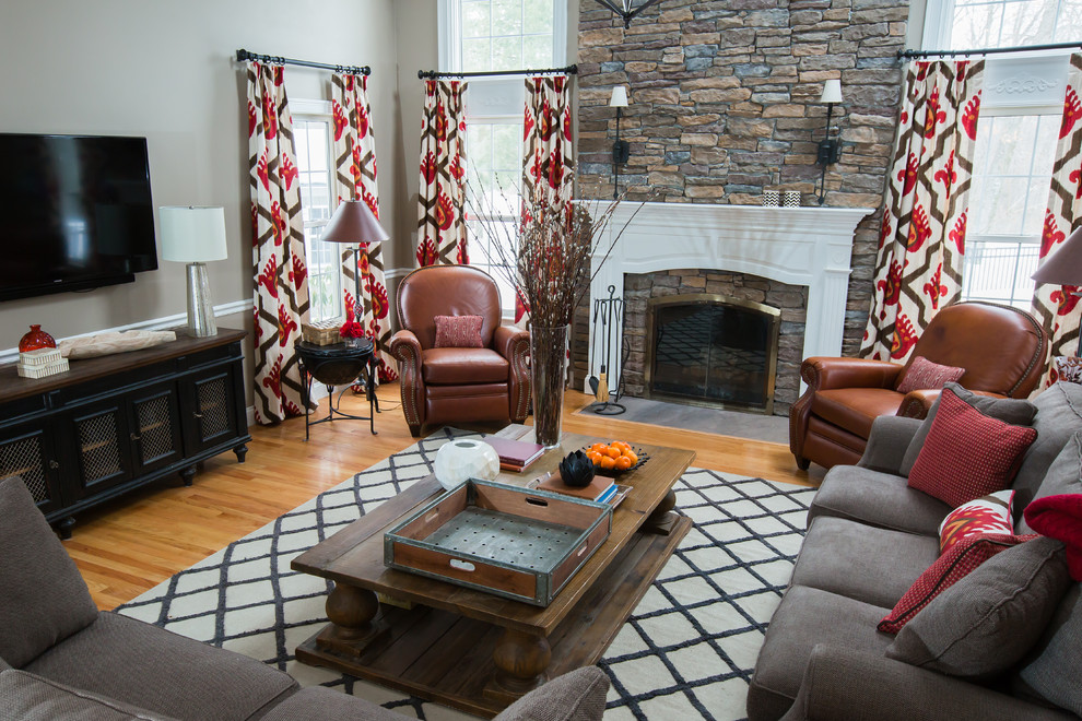 Идея дизайна: гостиная комната в стиле рустика с серыми стенами, светлым паркетным полом, стандартным камином и фасадом камина из камня