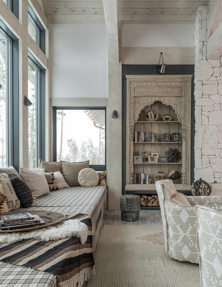 Идея дизайна: гостиная комната в стиле рустика с с книжными шкафами и полками, белыми стенами, светлым паркетным полом и ковром на полу