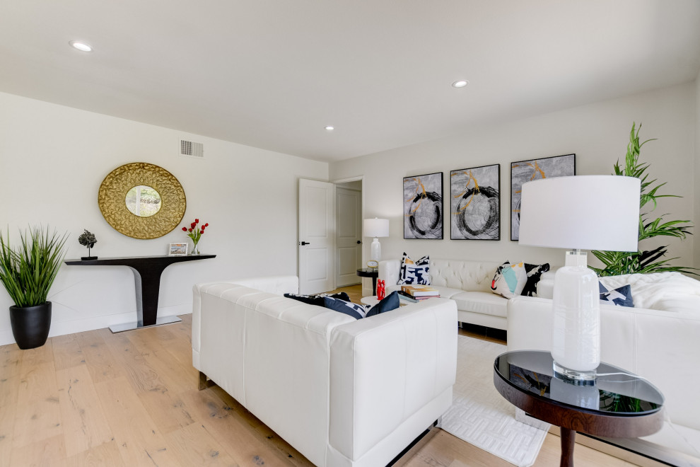 Immagine di un soggiorno contemporaneo di medie dimensioni e chiuso con sala formale, pareti bianche, pavimento in legno massello medio, nessuna TV e pavimento beige