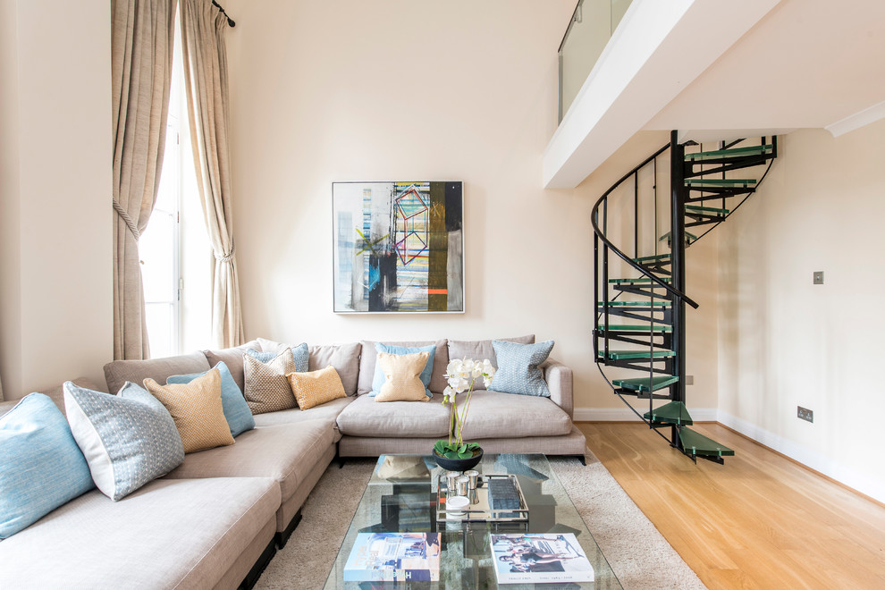 Abgetrenntes Modernes Wohnzimmer mit beiger Wandfarbe, braunem Holzboden und braunem Boden in London