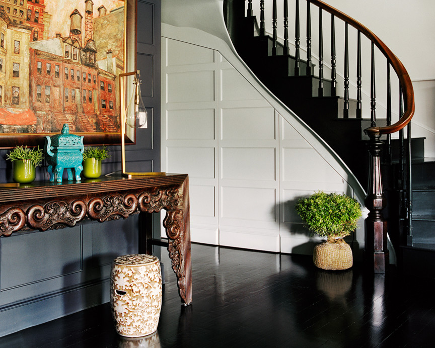 Offenes Klassisches Wohnzimmer mit grauer Wandfarbe, dunklem Holzboden, Kaminumrandung aus Holz und TV-Wand in Boston