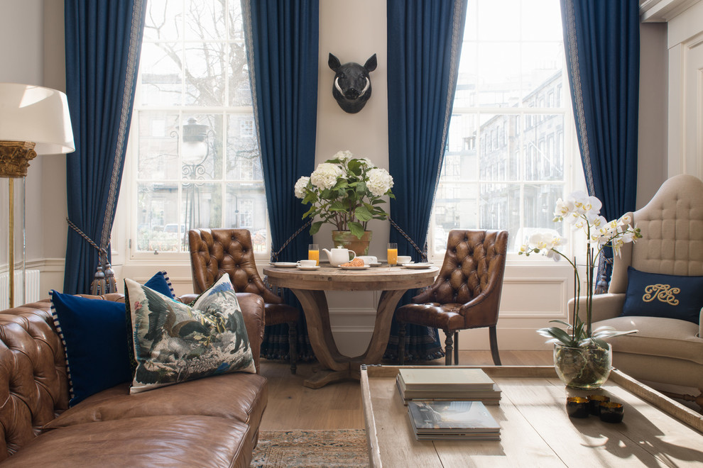 Свежая идея для дизайна: гостиная комната в современном стиле с синими шторами - отличное фото интерьера