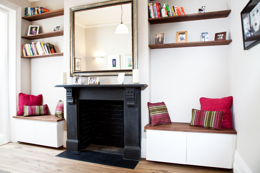 Idéer för ett minimalistiskt separat vardagsrum, med ljust trägolv och en standard öppen spis