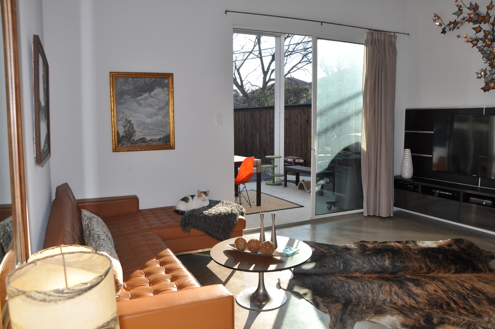 На фото: парадная, открытая гостиная комната среднего размера в стиле модернизм с белыми стенами и бетонным полом без камина, телевизора с