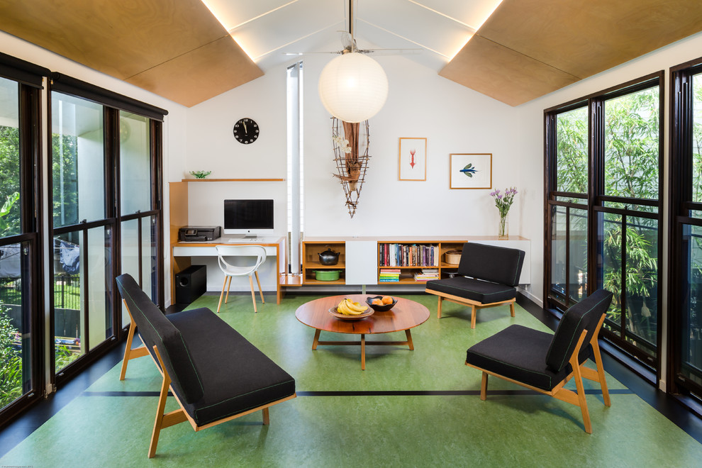 Wohnzimmer mit weißer Wandfarbe und grünem Boden in Brisbane