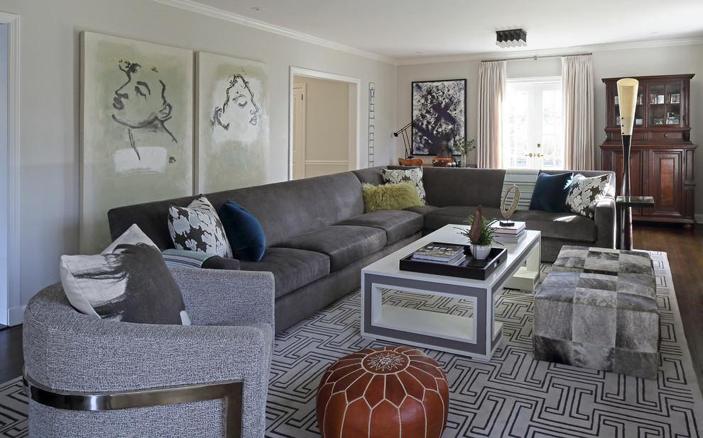 Foto di un soggiorno classico chiuso con pareti grigie, parquet scuro e pavimento marrone