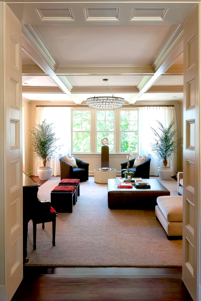 Inspiration för ett stort vintage separat vardagsrum, med ett musikrum, beige väggar och mörkt trägolv