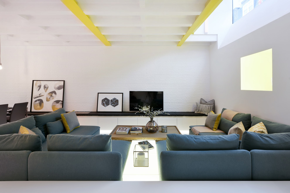 Стильный дизайн: открытая гостиная комната среднего размера в стиле модернизм с белыми стенами и отдельно стоящим телевизором без камина - последний тренд