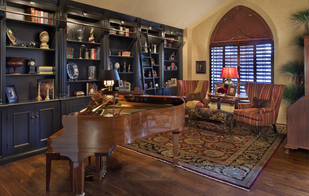 Свежая идея для дизайна: гостиная комната:: освещение в классическом стиле с с книжными шкафами и полками - отличное фото интерьера