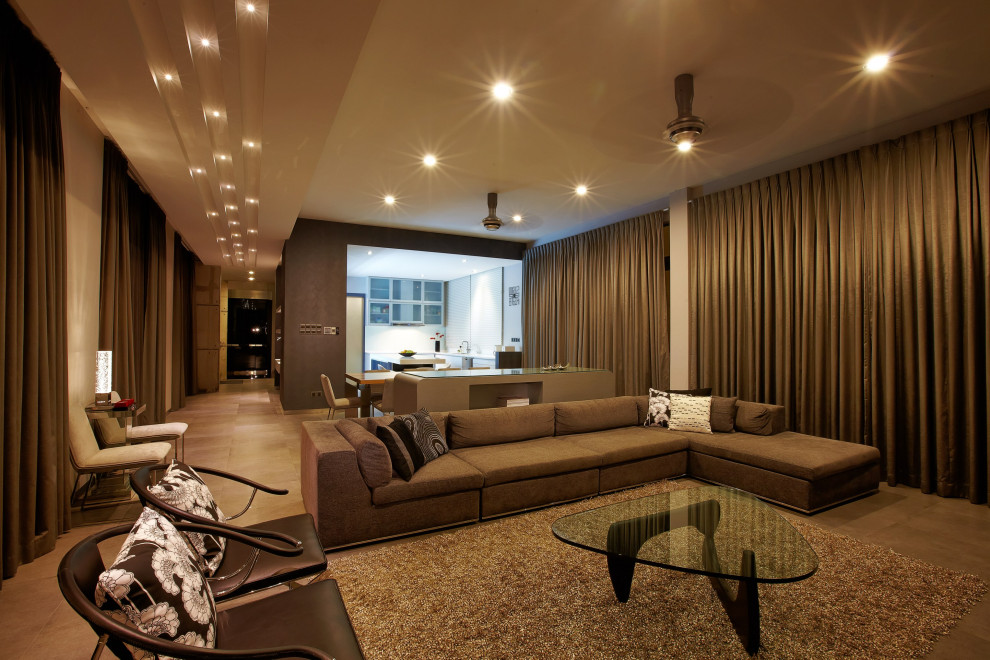 На фото: открытая гостиная комната среднего размера в современном стиле с коричневыми стенами, полом из керамической плитки, телевизором на стене, серым полом, кессонным потолком и панелями на стенах