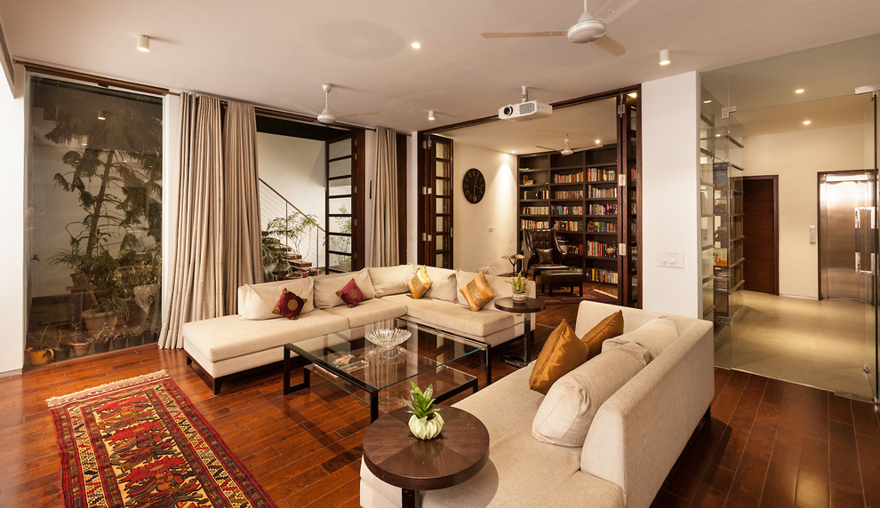 Esempio di un soggiorno design con pareti bianche, parquet scuro e pavimento marrone