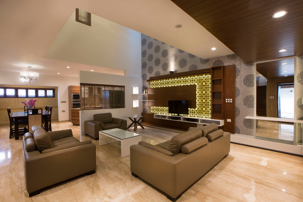 На фото: открытая гостиная комната в современном стиле с серыми стенами и отдельно стоящим телевизором