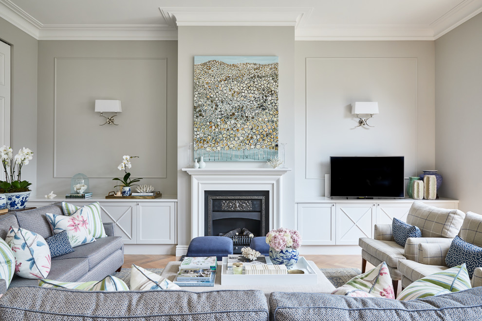 メルボルンにある中くらいなトラディショナルスタイルのおしゃれな応接間 (グレーの壁、標準型暖炉、無垢フローリング、据え置き型テレビ、茶色い床) の写真