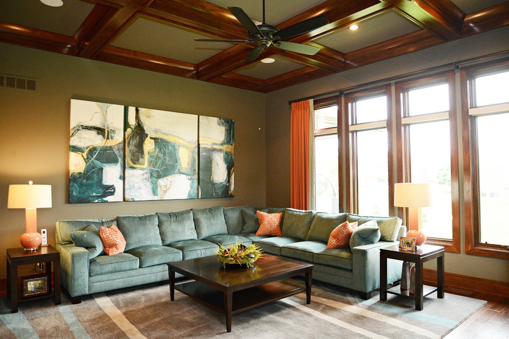 Cette photo montre un salon tendance ouvert avec un mur vert, un sol en bois brun, une cheminée standard, un manteau de cheminée en bois et un téléviseur fixé au mur.