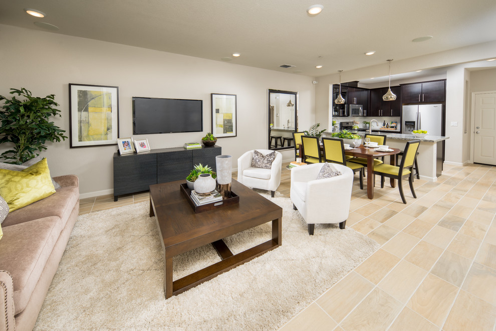 Offenes Modernes Wohnzimmer ohne Kamin mit beiger Wandfarbe und TV-Wand in Sacramento