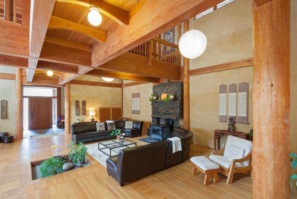 Imagen de salón para visitas abierto de estilo zen con marco de chimenea de piedra