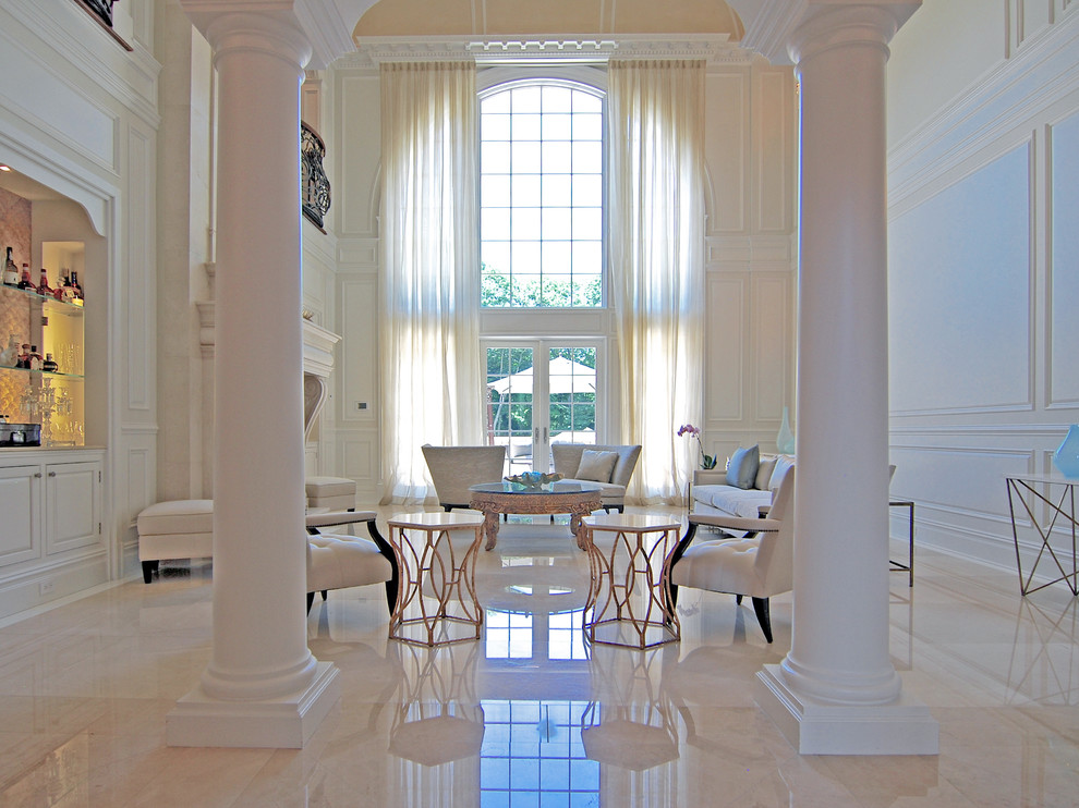 Пример оригинального дизайна: большая открытая гостиная комната в классическом стиле с белыми стенами, мраморным полом, стандартным камином, фасадом камина из дерева и бежевым полом без телевизора