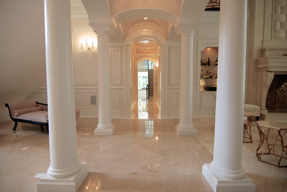 Inspiration pour un grand salon traditionnel ouvert avec une salle de réception, un mur blanc, un sol en marbre, une cheminée standard, un manteau de cheminée en pierre, aucun téléviseur et un sol beige.