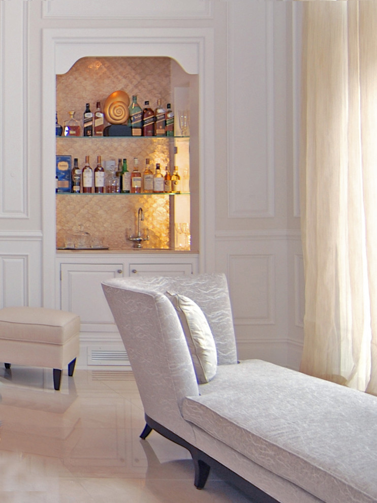 Foto di un grande soggiorno tradizionale aperto con pareti bianche, pavimento in marmo, camino classico, cornice del camino in legno, nessuna TV e pavimento beige