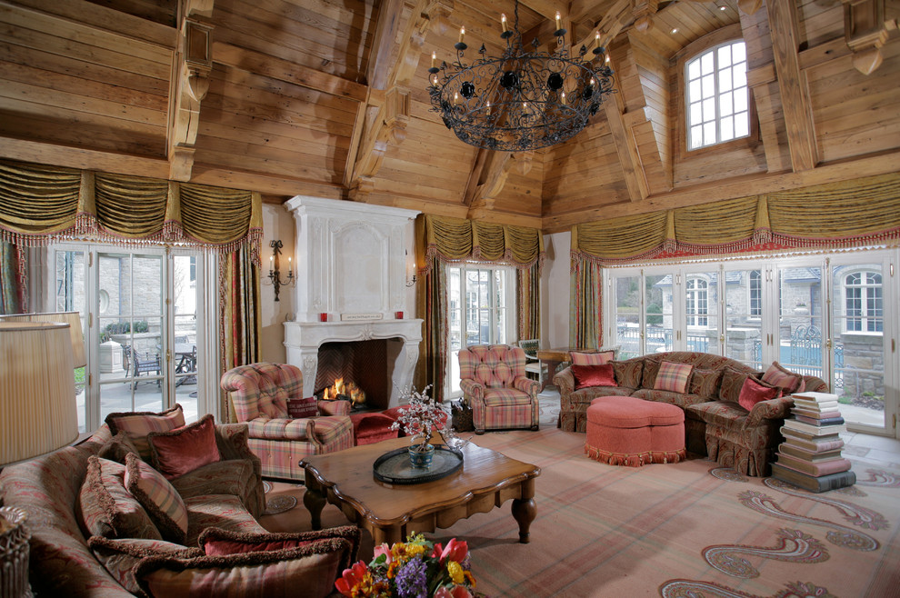 Стильный дизайн: огромная гостиная комната в классическом стиле с стандартным камином - последний тренд
