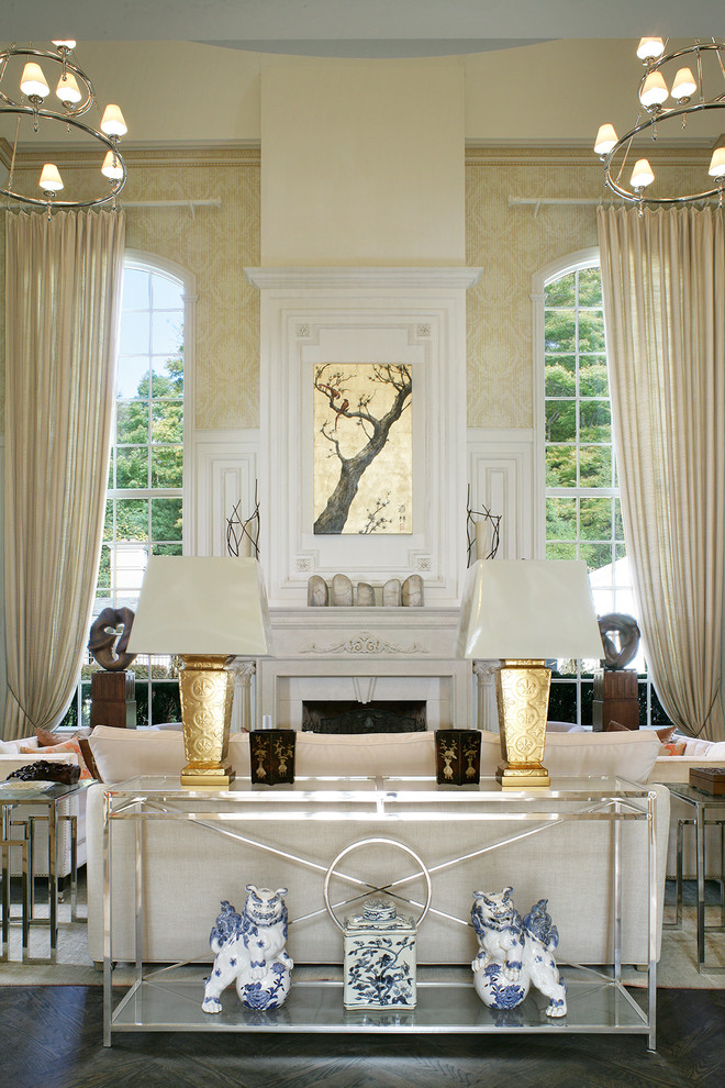 На фото: парадная гостиная комната в классическом стиле с стандартным камином с