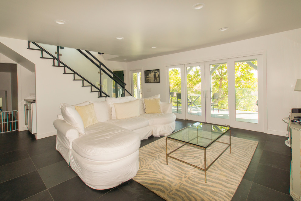 Mittelgroßes, Abgetrenntes, Repräsentatives Modernes Wohnzimmer ohne Kamin mit Keramikboden, weißer Wandfarbe und schwarzem Boden in Los Angeles