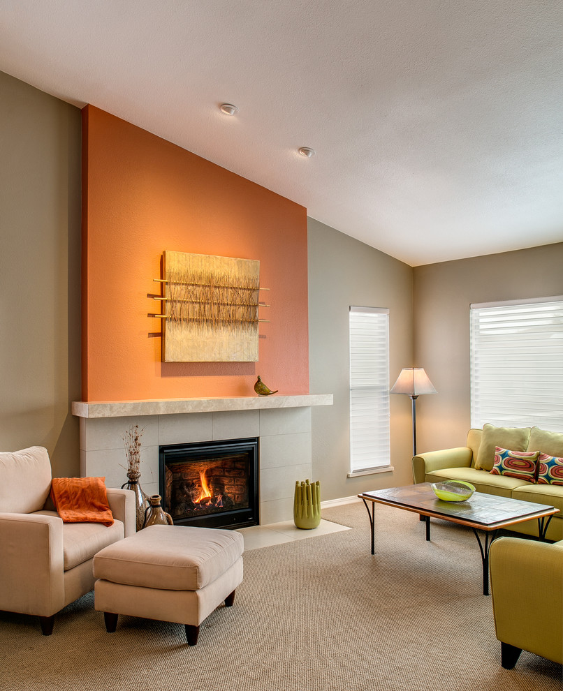 Klassisches Wohnzimmer mit oranger Wandfarbe, Teppichboden, Kamin und beigem Boden in Phoenix