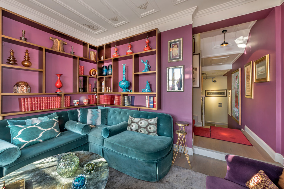 Imagen de salón cerrado ecléctico con paredes púrpuras