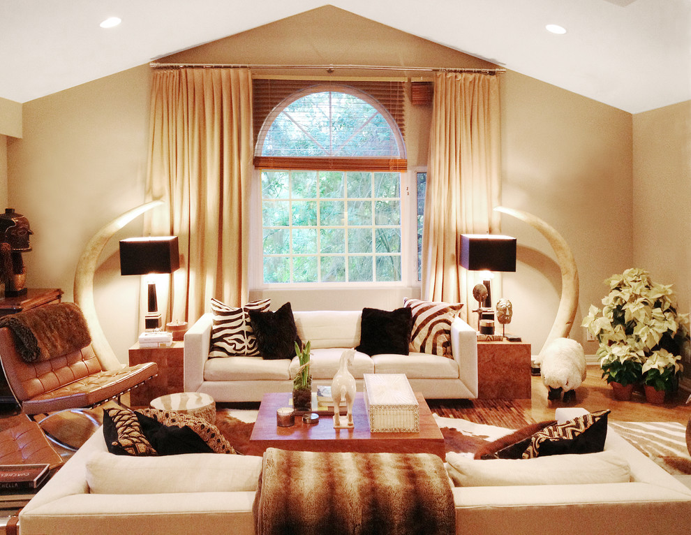 Immagine di un soggiorno classico di medie dimensioni e aperto con sala formale, pareti beige, pavimento in legno massello medio e nessuna TV