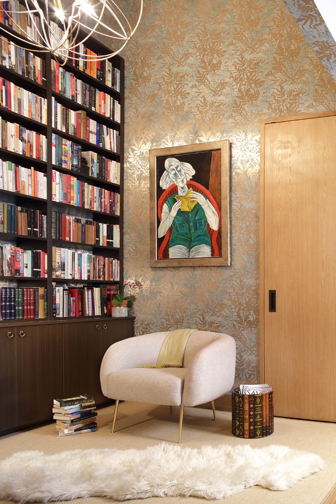 Свежая идея для дизайна: двухуровневая гостиная комната среднего размера в стиле неоклассика (современная классика) с с книжными шкафами и полками, разноцветными стенами, светлым паркетным полом и коричневым полом - отличное фото интерьера