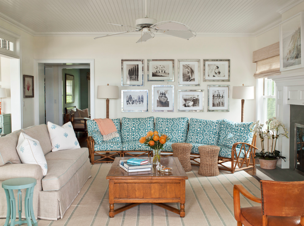 Esempio di un soggiorno stile marino con pareti beige, parquet scuro, camino classico e pavimento marrone