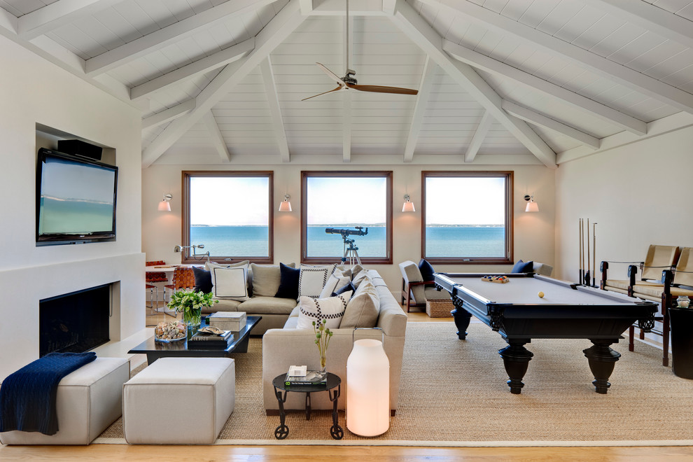 Идея дизайна: гостиная комната в морском стиле с телевизором на стене и бильярдным столом