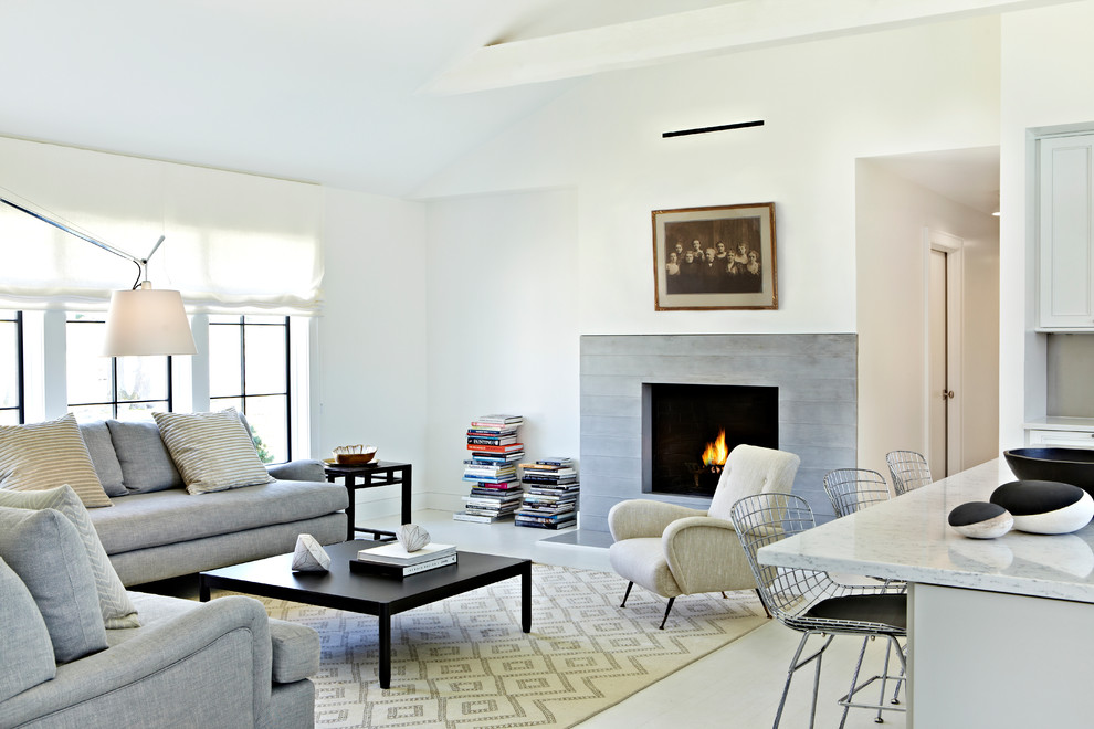 Offenes, Mittelgroßes Klassisches Wohnzimmer mit Kamin, weißer Wandfarbe, gebeiztem Holzboden und Kaminumrandung aus Beton in New York