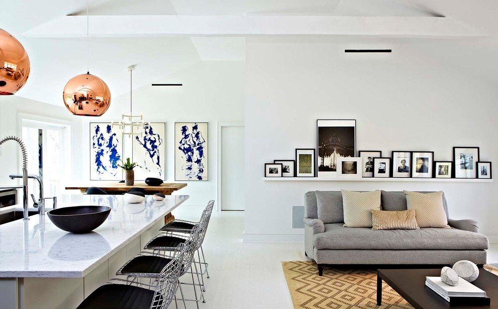 Пример оригинального дизайна: открытая гостиная комната среднего размера в стиле модернизм с белыми стенами, деревянным полом, стандартным камином и фасадом камина из бетона