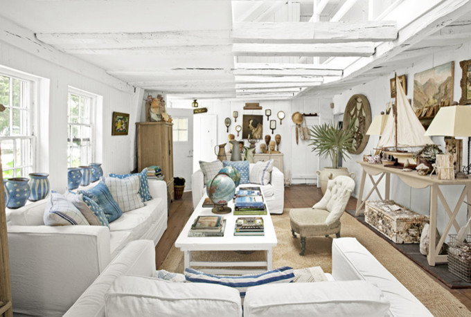 Kleines, Offenes Shabby-Style Wohnzimmer mit weißer Wandfarbe und hellem Holzboden in New York