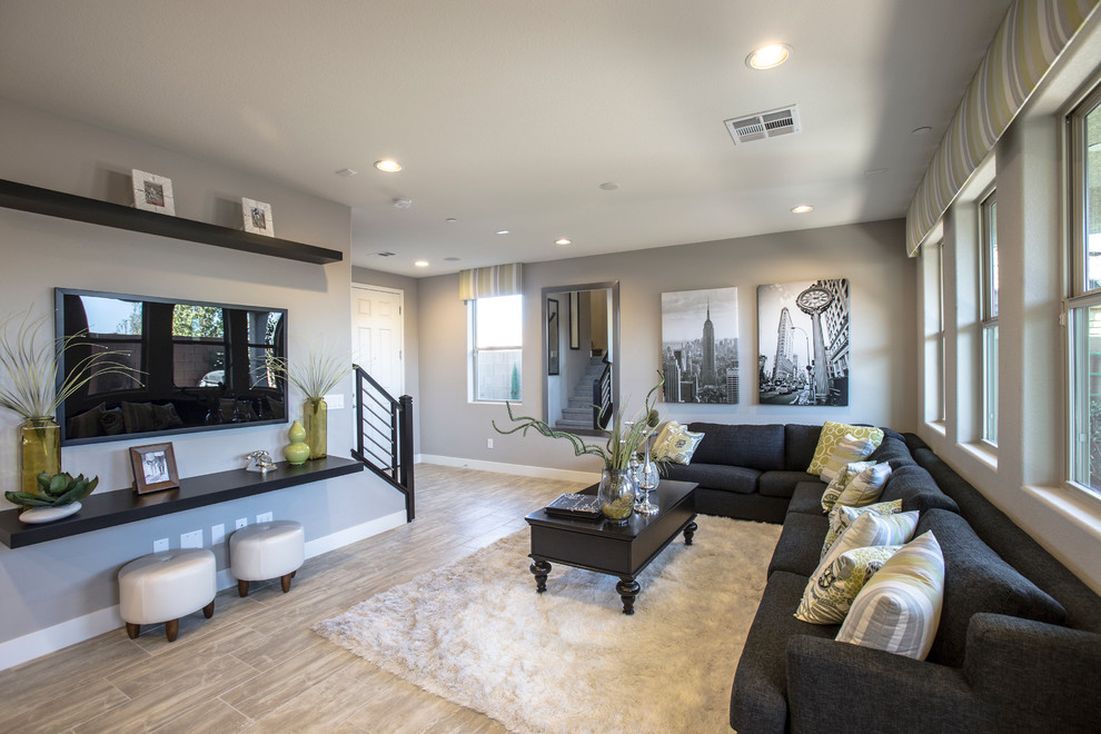 Exempel på ett mellanstort eklektiskt separat vardagsrum, med ett finrum, beige väggar, en väggmonterad TV och marmorgolv